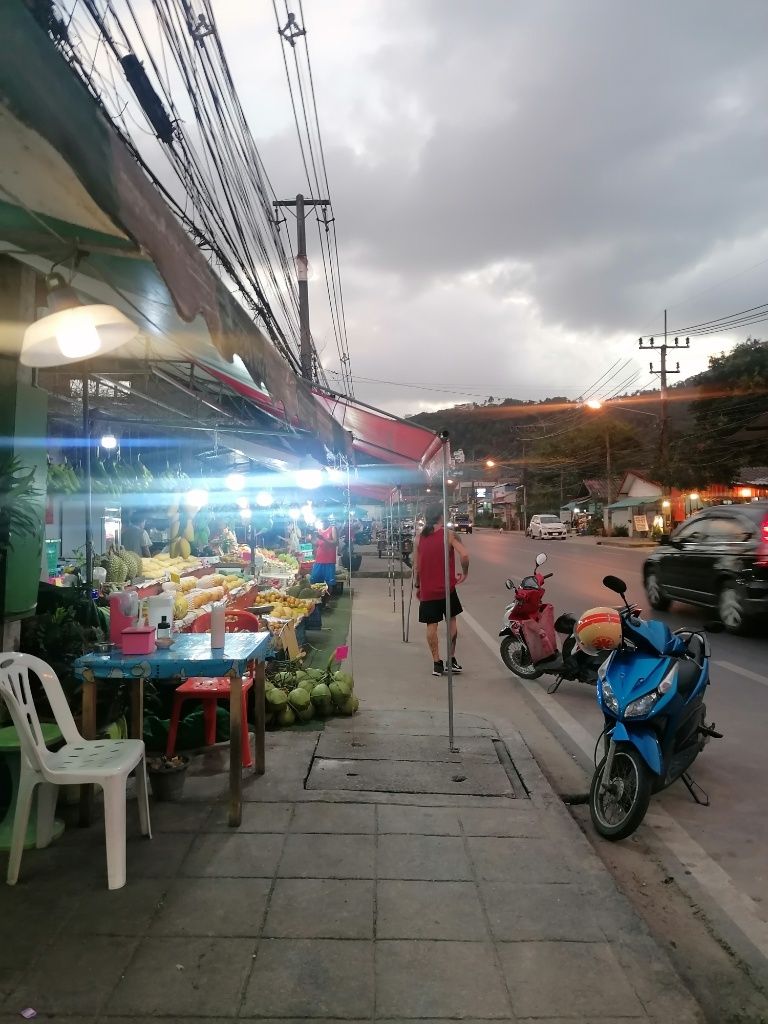 Abendliche Straße mit Marktstand