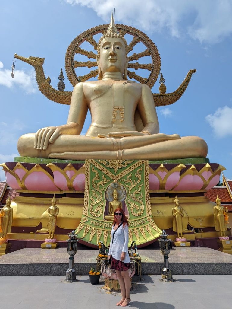 Karin mit Riesen-Buddha-Statue im Hintergrund