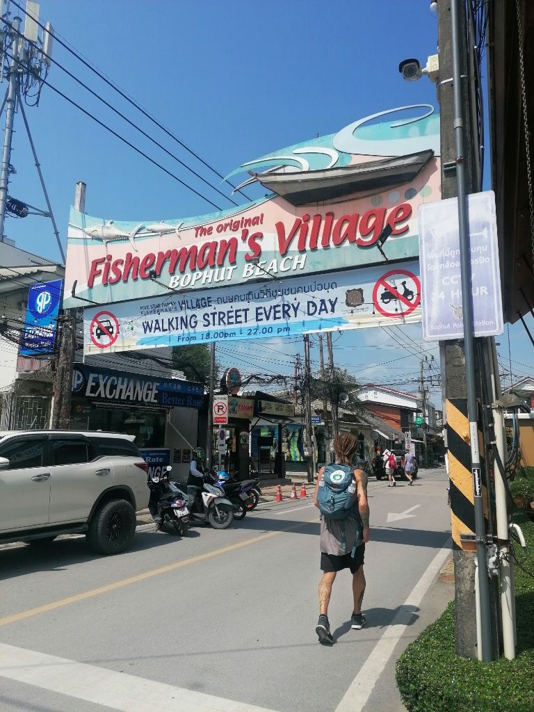 Straße mit Banner "Fisherman's Village"