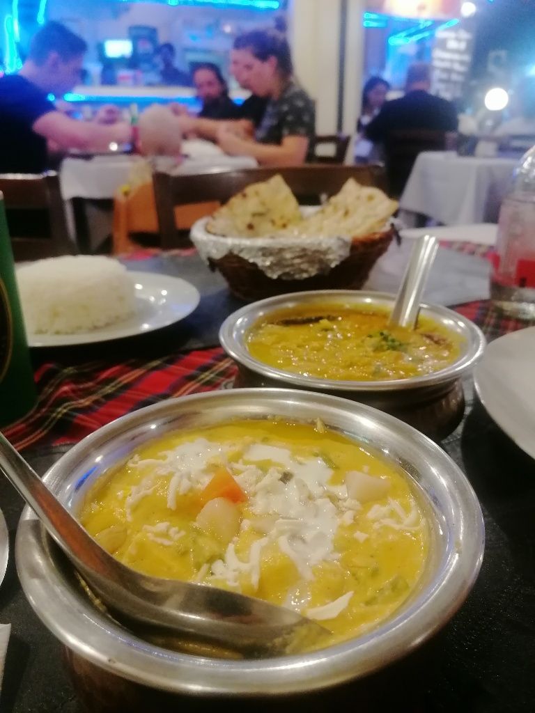 Teller mit indischem Curry