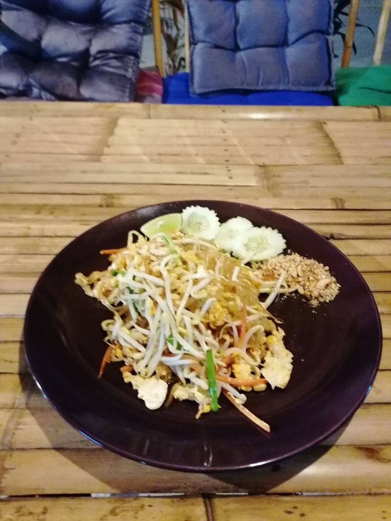 Schwarzer Teller mit Pad Thai