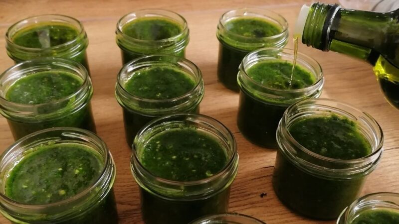 Offene Bärlauchpesto-Gläser in Großaufnahme