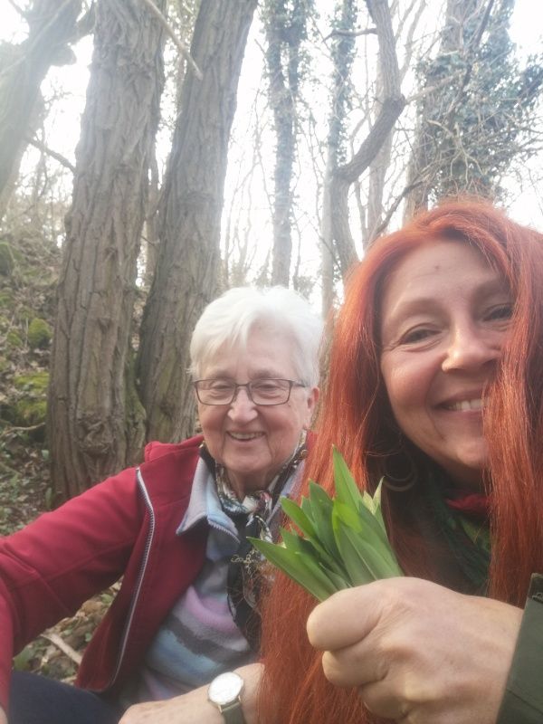 Karin und Mutti im Wald bei der Bärlauchernte