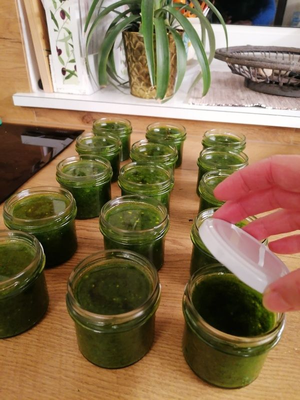 Karin verschließt das erste Glas mit einem weißen Deckel