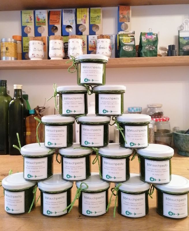 15 fertige Bärlauchpesto-Gläser zu einer Pyramide aufgetürmt.