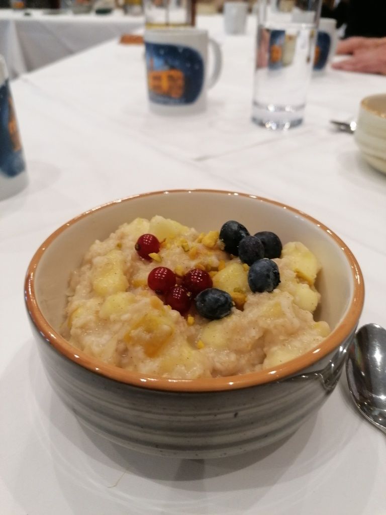 Schüssel mit Haferbrei und frischen Beeren oben drauf