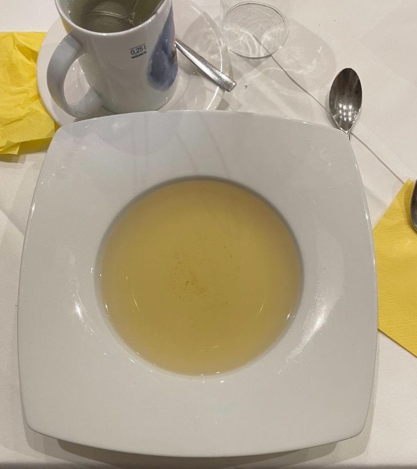 Teller mit leerer Suppe