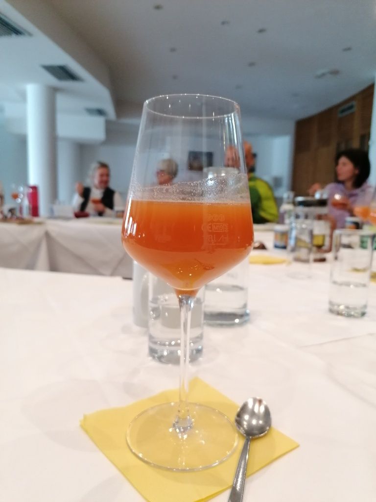 Weinglas mit orangefarbenem Saft