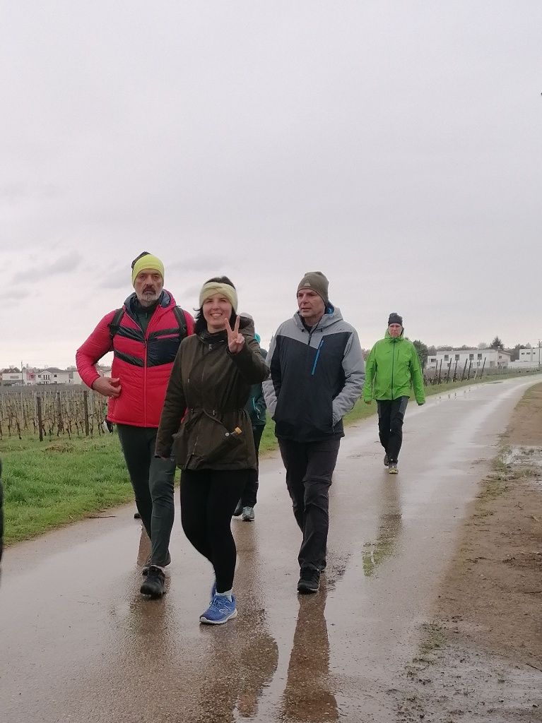 4 Personen marschieren im Regen.