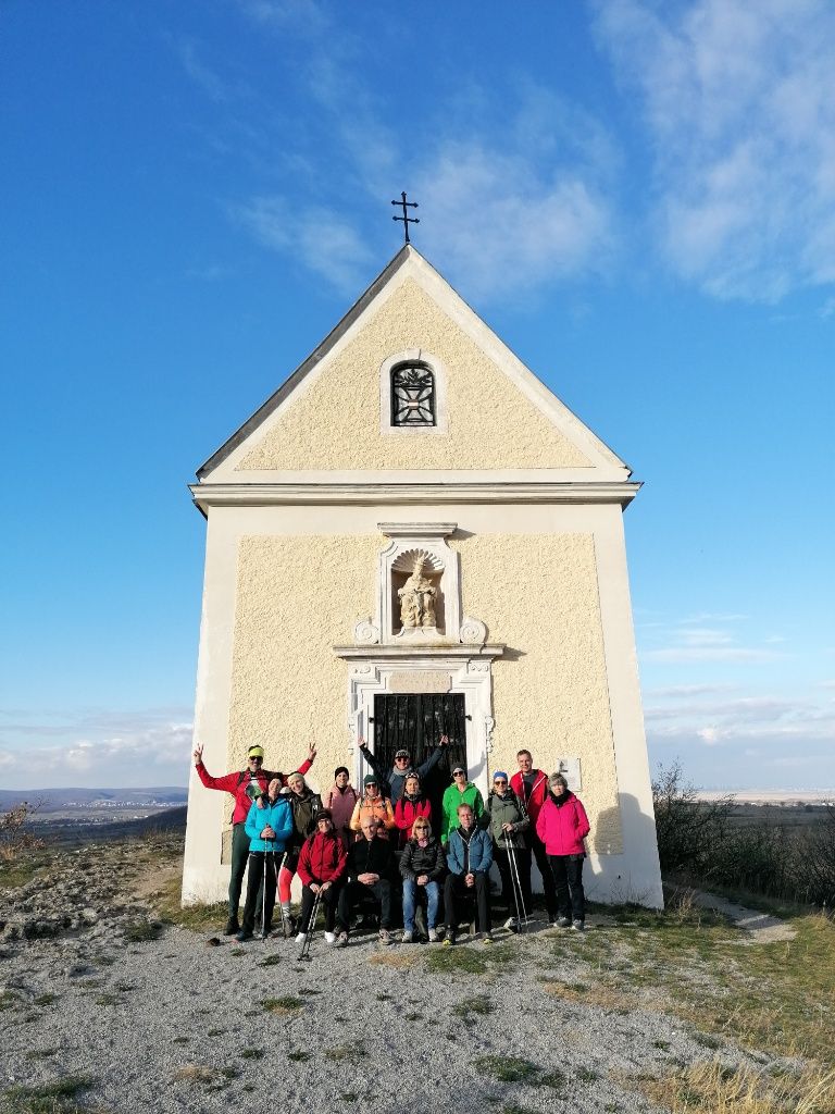 Fastengruppe winkend vor der Kapelle