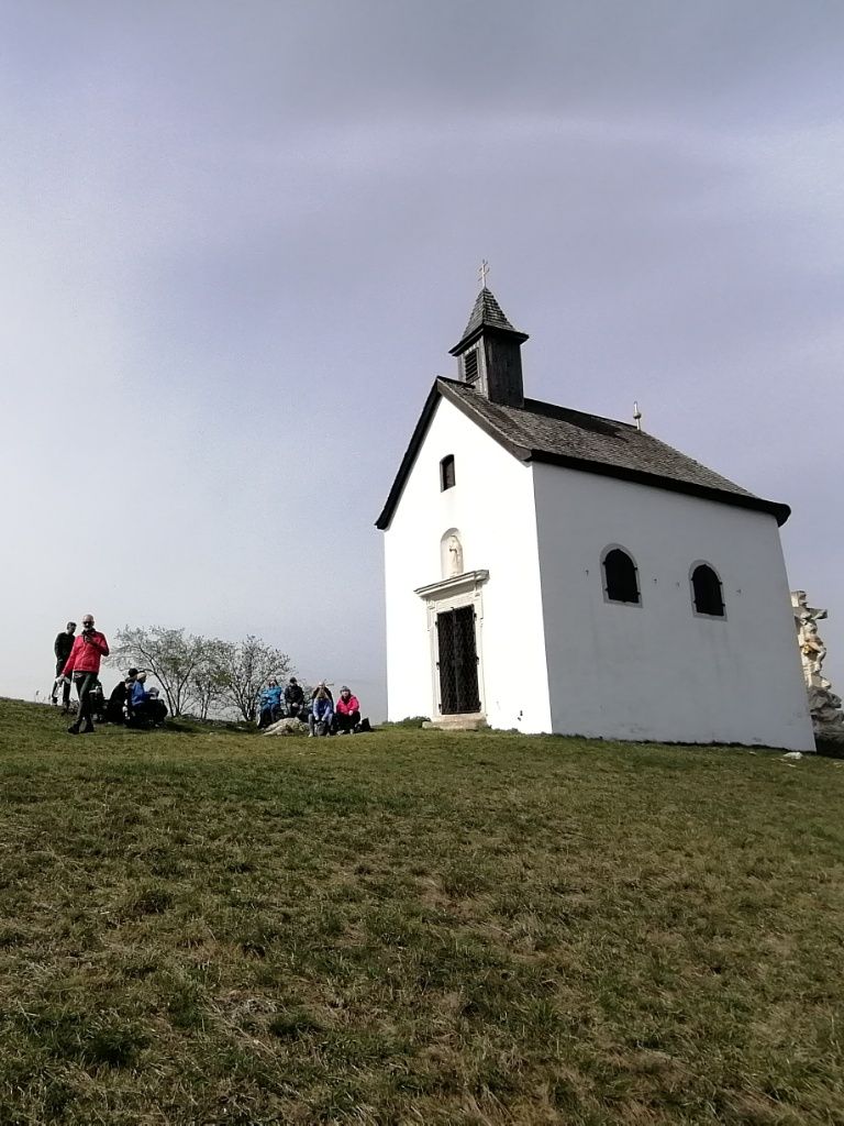 Kapelle aus der Ferne mit einigen Teilnehmern