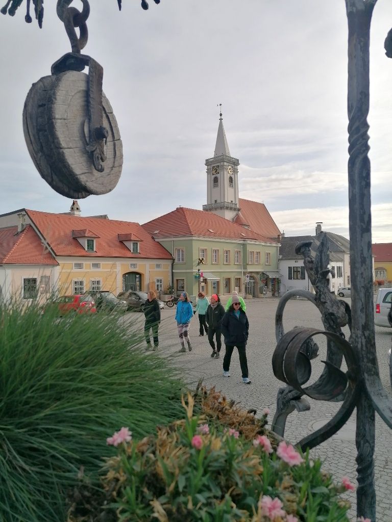 Fastengruppe am Ruster Hauptplatz, im Hintergrund die katholische Kirche