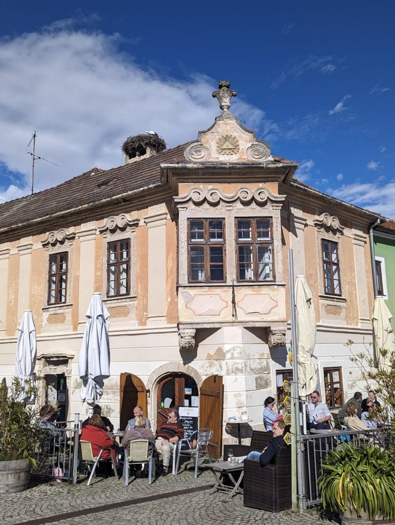 Geschichtsträchtiges altes Haus am Ruster Hauptplatz mit Störchen am Dach