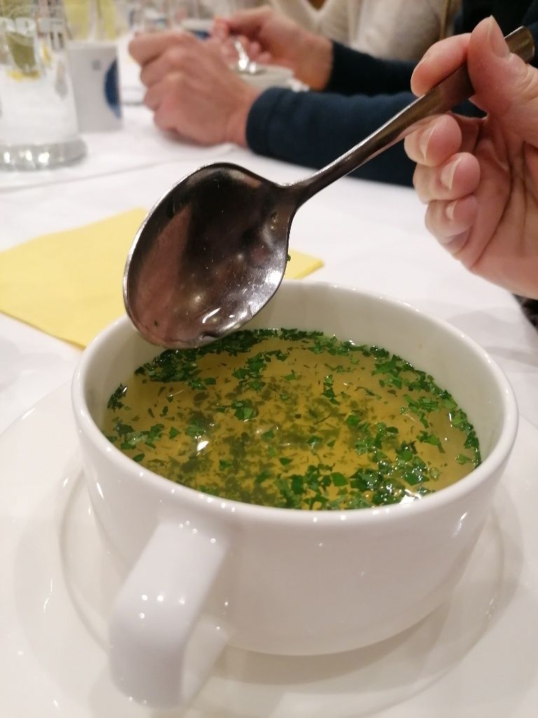 Klare Suppe mit Petersilie in der Suppenschale