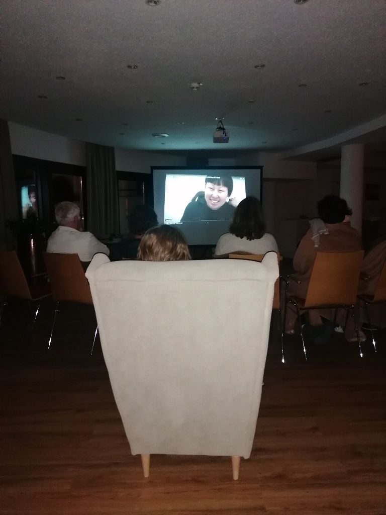 Gruppe beim Filmschauen im Seminarraum