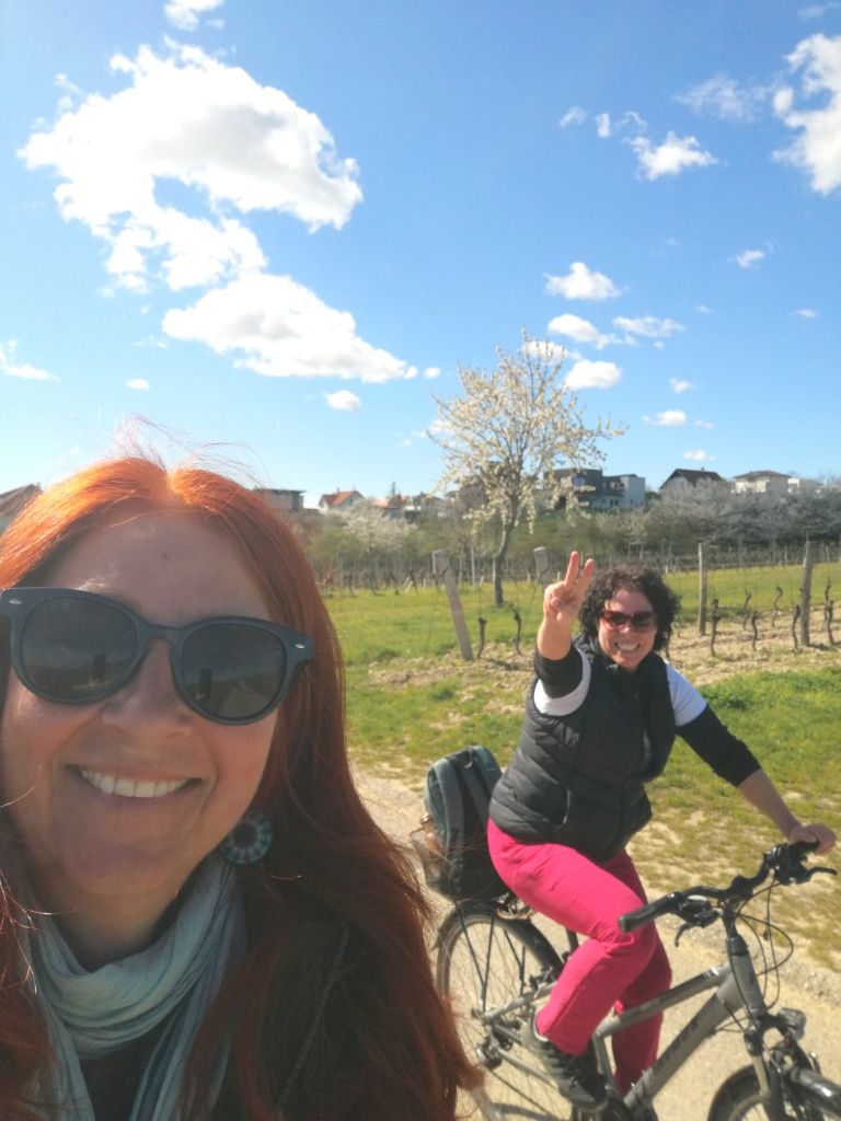 2 Radfahrerinnen mit Daumen hoch