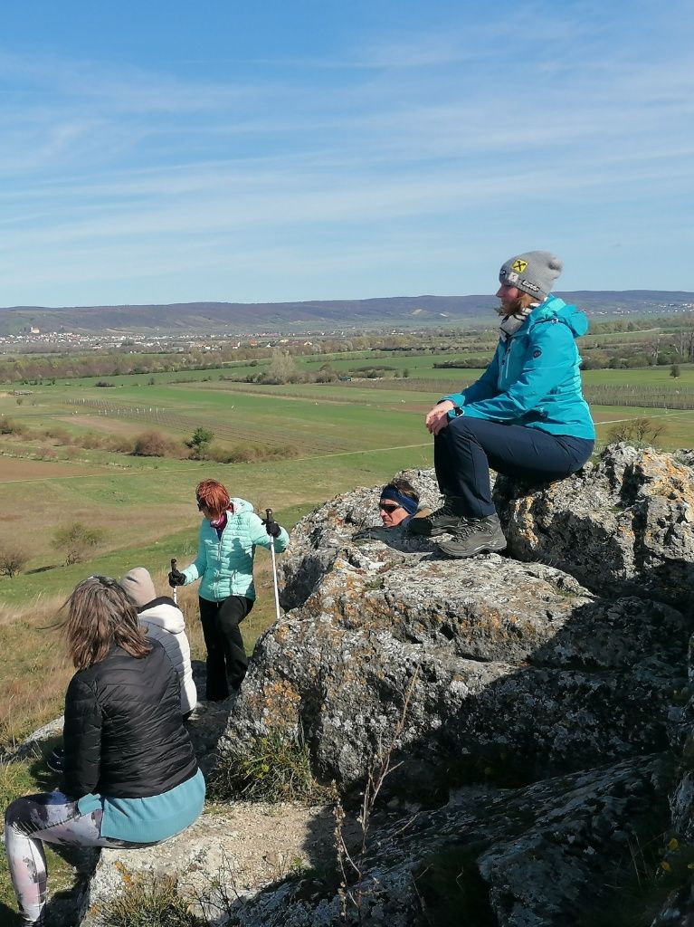 5 Personen am Felsen sitzend oder daneben stehend, mit Blick in die Ferne