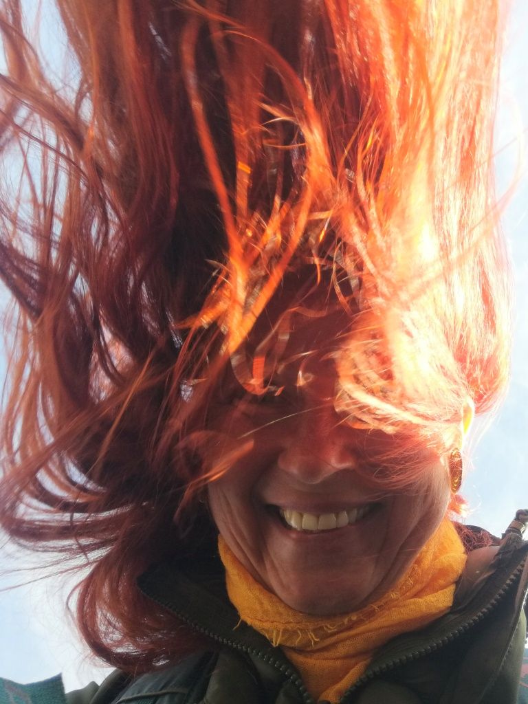Karins rote Haare flattern im Wind