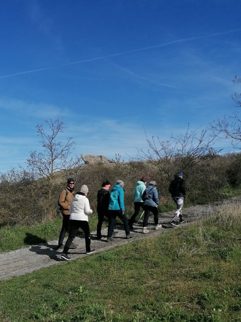 7 Menschen von der Seite beim bergauf Gehen