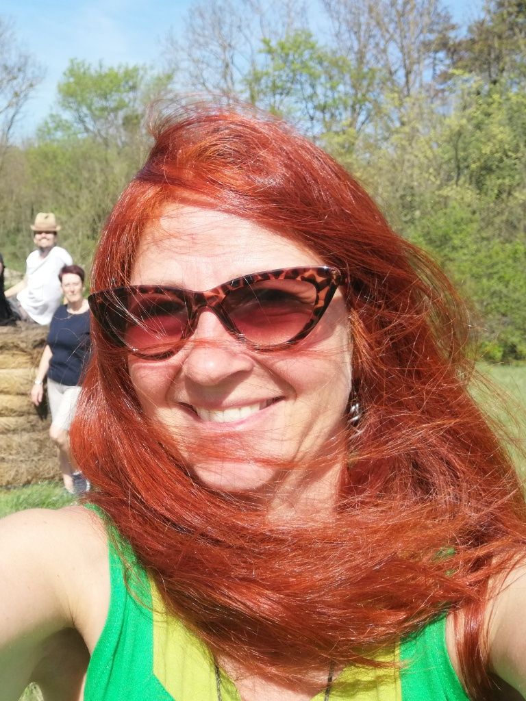 Karin mit im Wind wehendem Haar