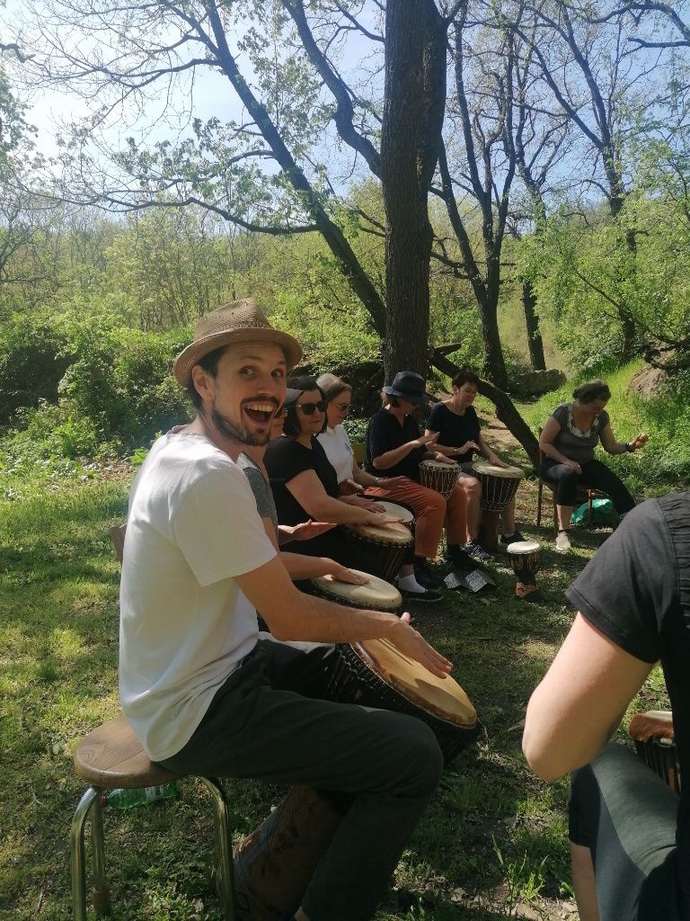 Fastengruppe beim Trommeln auf der Djembe