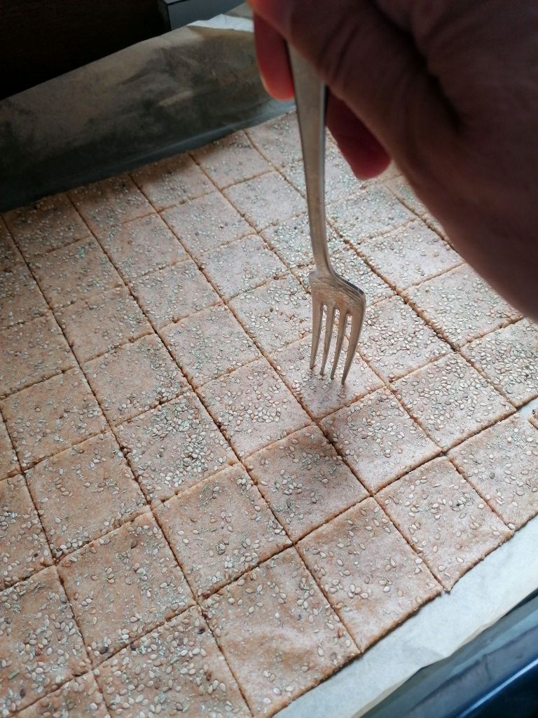 Der Teig wird mit der Gabel eingestochen.