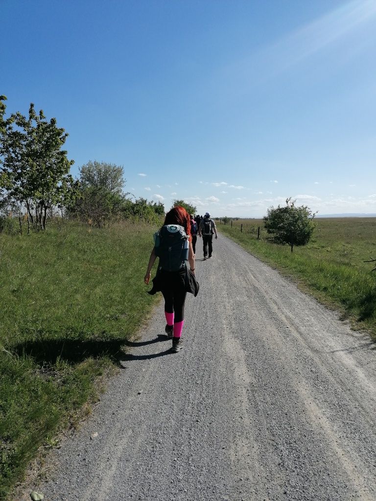 Karin mit Rucksack von hinten beim Wandern