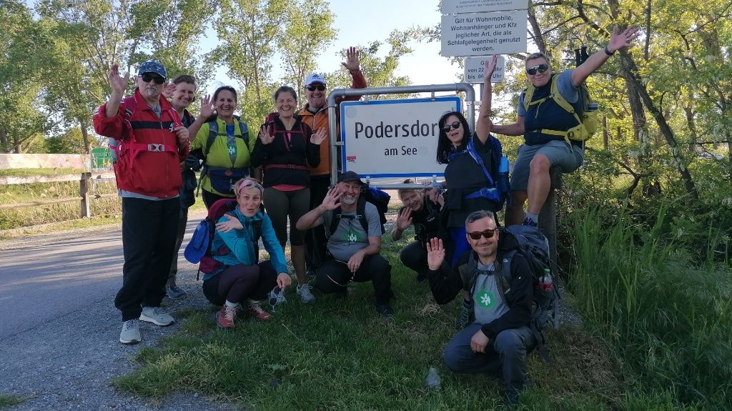 Die Fastengruppe posiert vor dem Podersdorfer Ortsschild