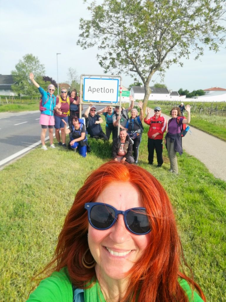 Selfie - Karin mit Fastenwandergruppe beim Ortsschild Apetlon