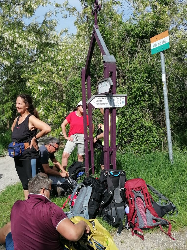 Fastengruppe rastet am Feldweg an der ungarischen Grenze.