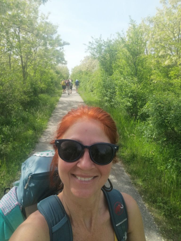 Selfie Karin - Im HIntergrund die wandernde Fastengruppe