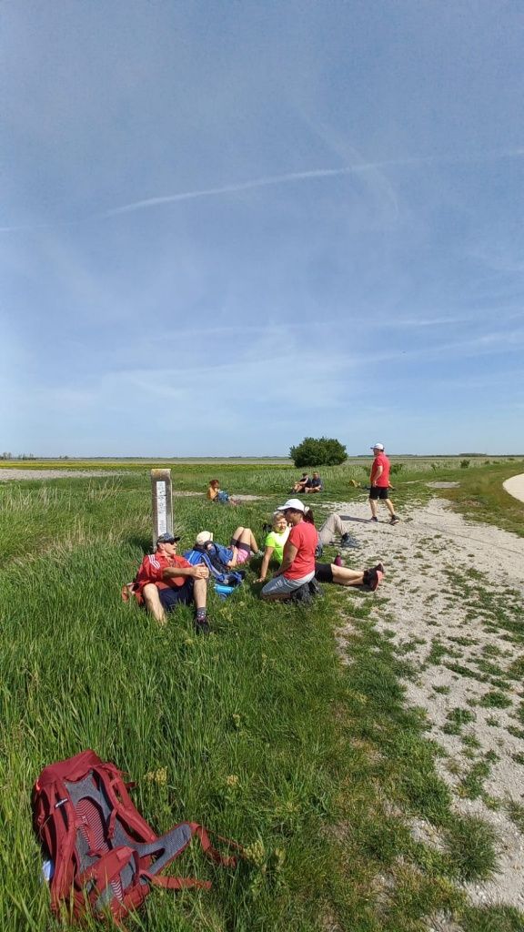 Teilnehmer liegen gemütlich am Wegesrand