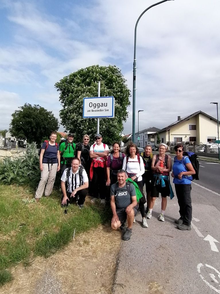 Wandergruppe beim Ortsschild Oggau