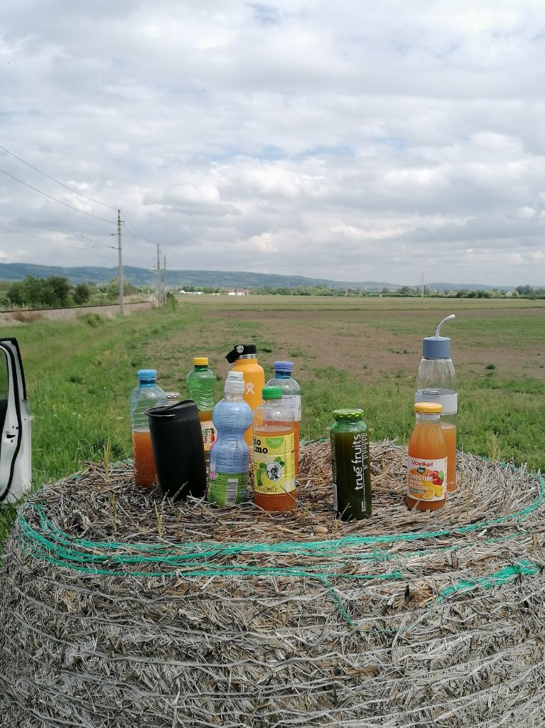 Strohballen mit bunten Saftflaschen darauf