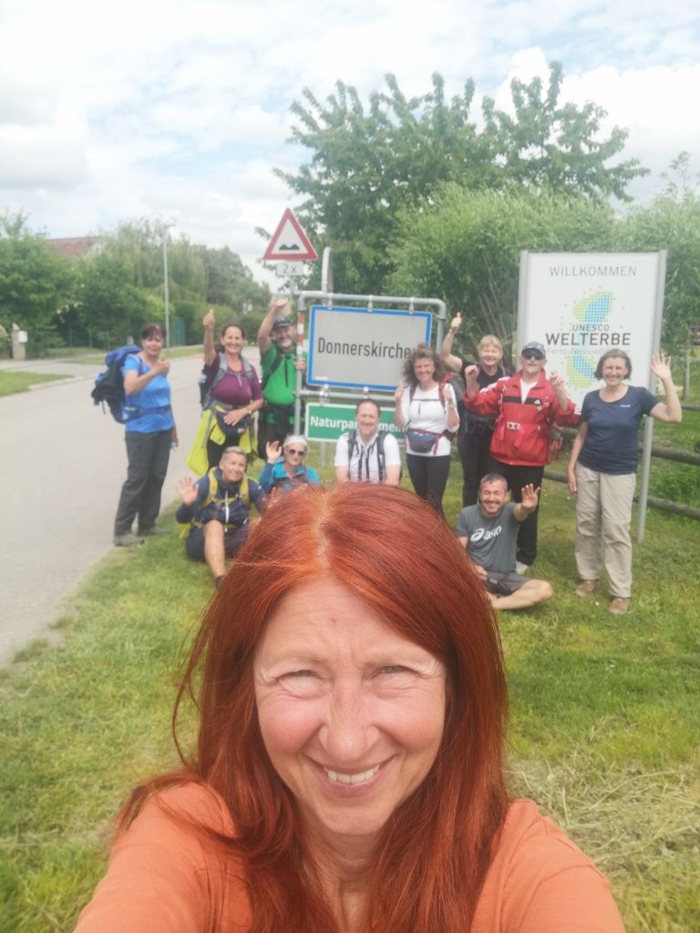 Selfie von Karin, mit Fastengruppe beim Ortsschild Donnerskirchen