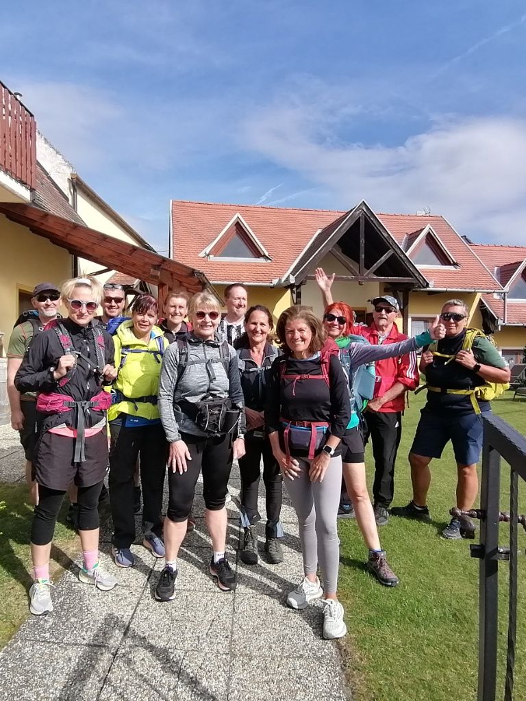 Fastengruppe vor dem Abmarsch vor der Pension Huber