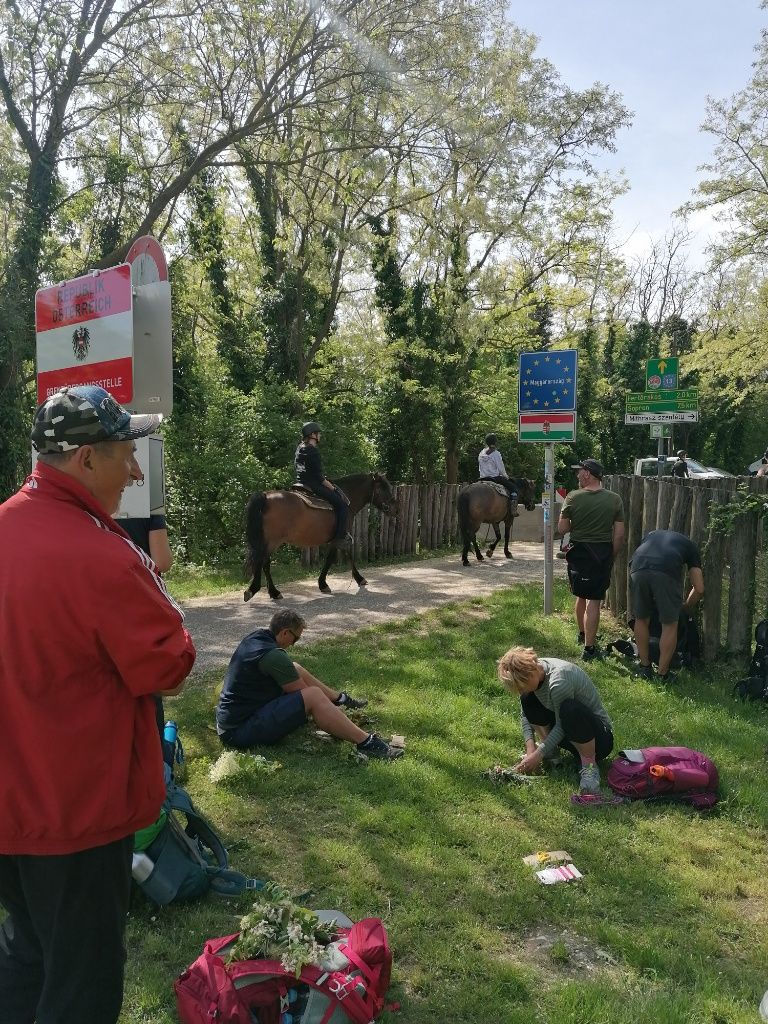 Menschen und Reiter am Feldweg an der Ungarisch-Österreichischen Grenze