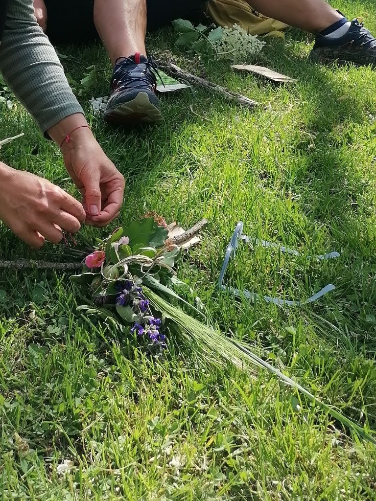 Hände binden einen Blumenstrauß