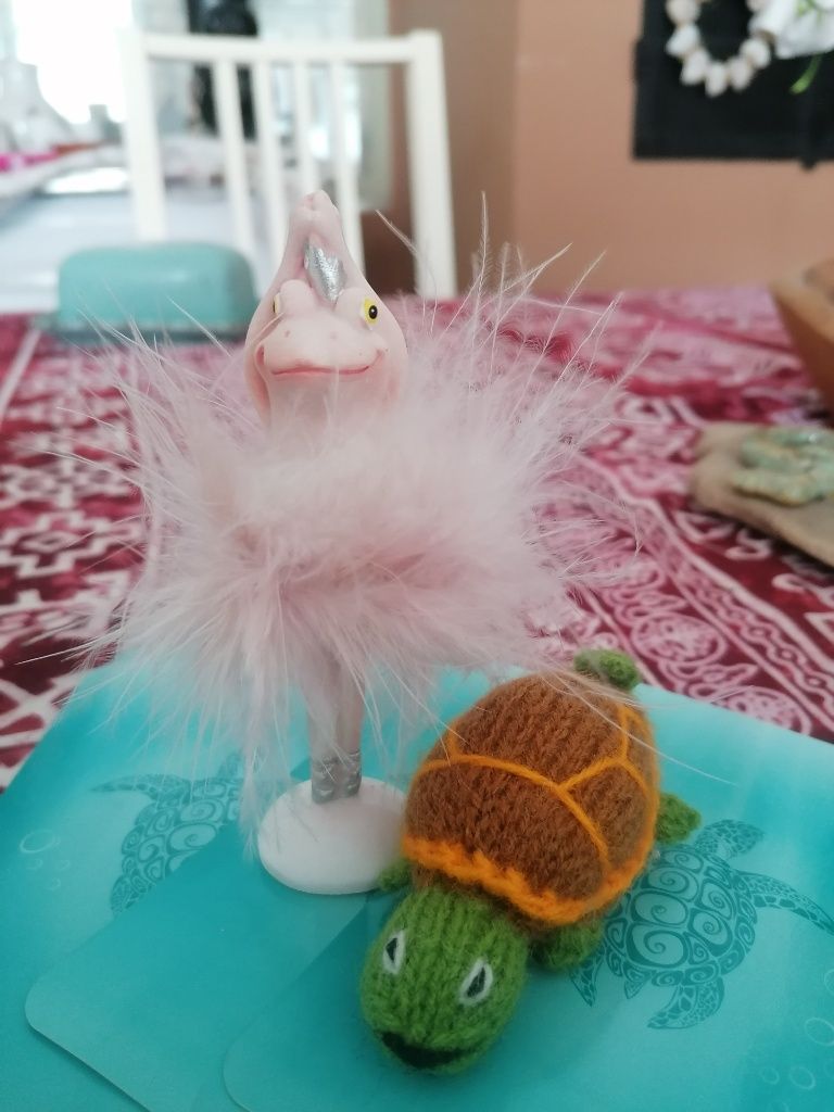 kleine gestrickte Schildkröten-Fingerpuppe und Ballerinafrosch-Figur