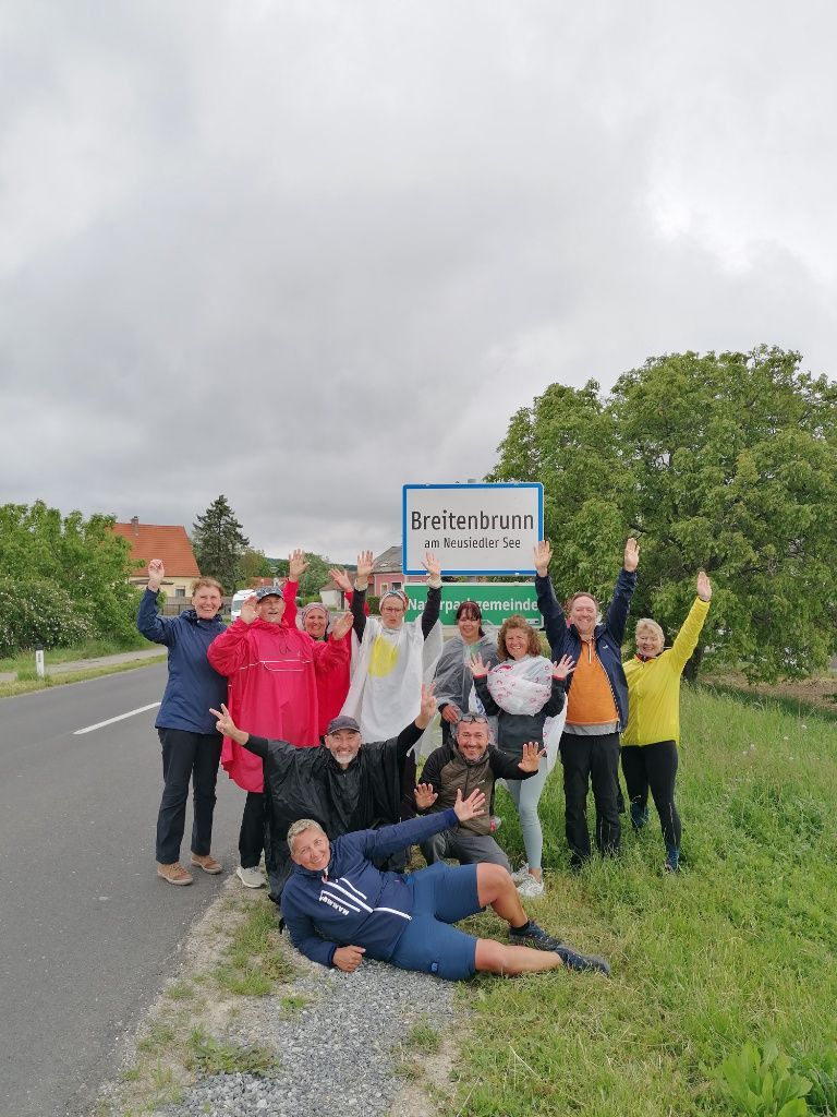 Gruppe posiert bei der Breitenbrunner Ortstafel