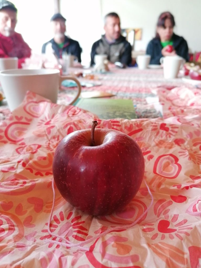 Roter Apfel auf Herzerlserviette