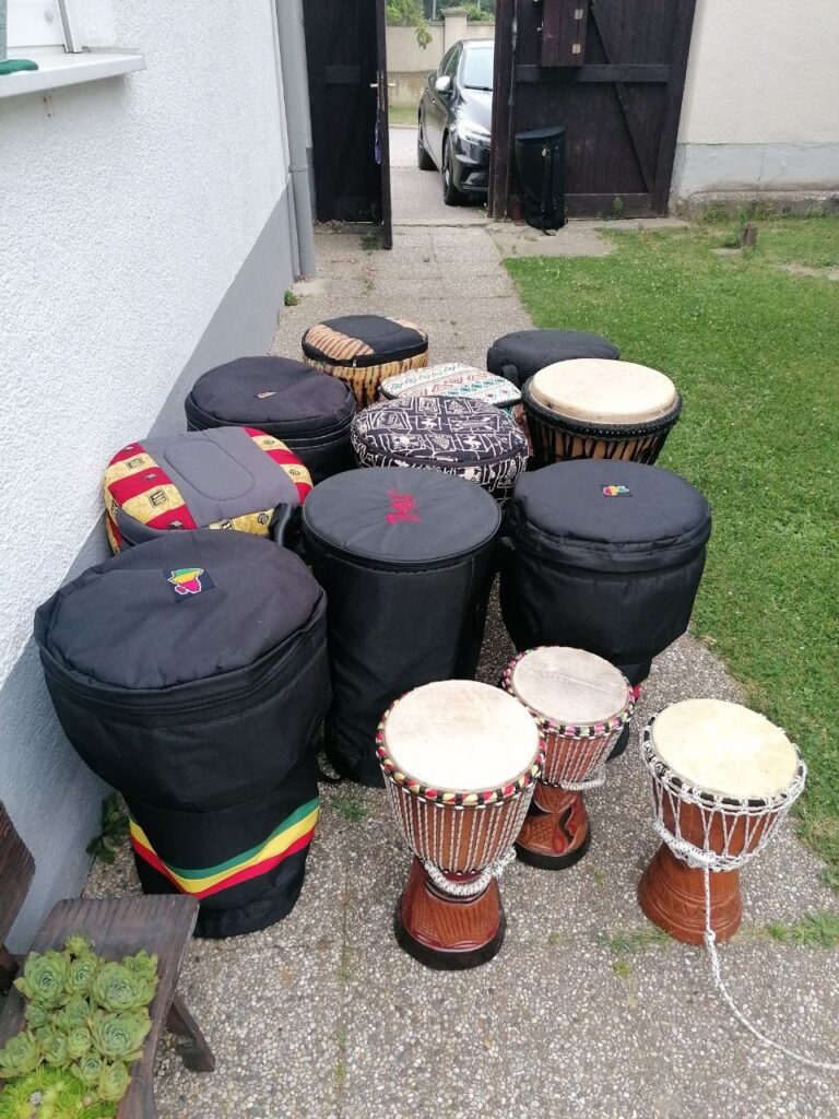 Eingepackte Trommeln im Garten