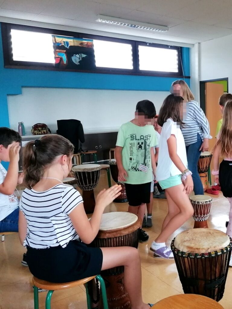 Kinder tanzen im Kreis