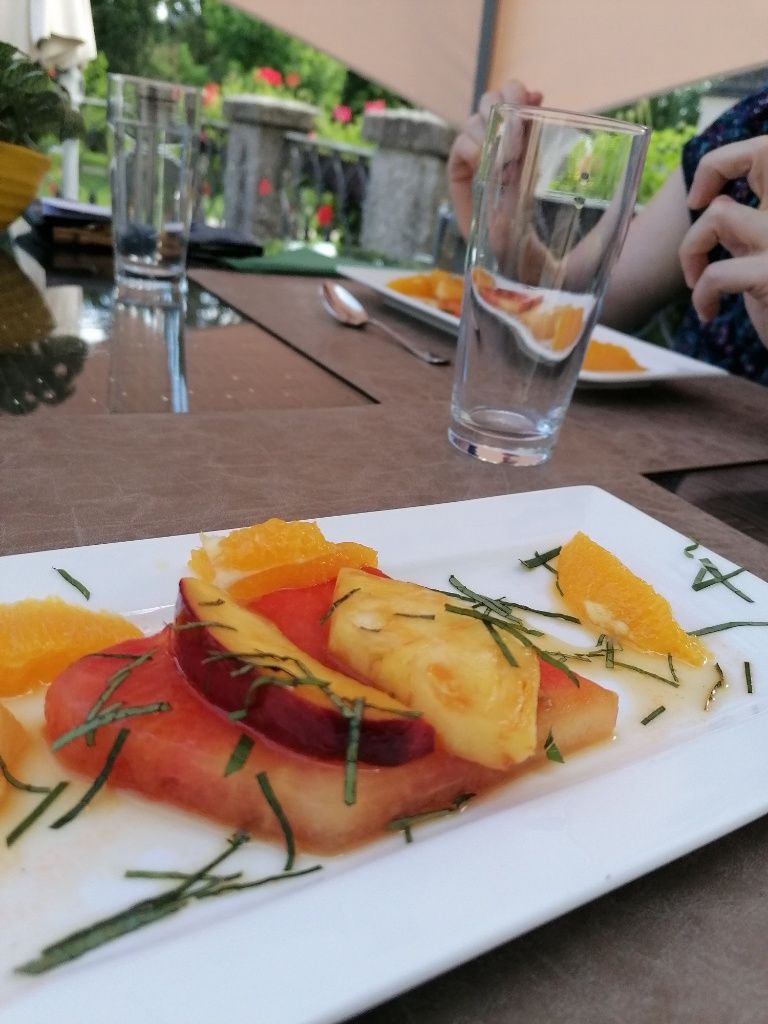 Teller mit gegrilltem Obst