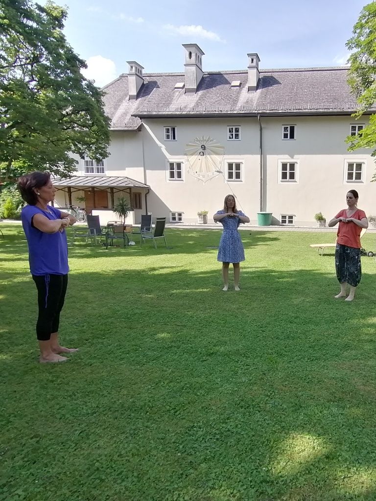 3 Frauen praktizieren Wyda im Garten