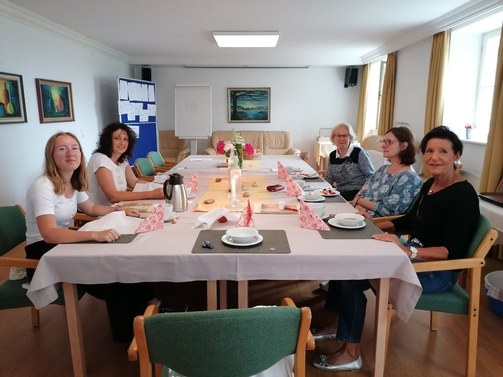 Großer Tisch mit Fastengruppe