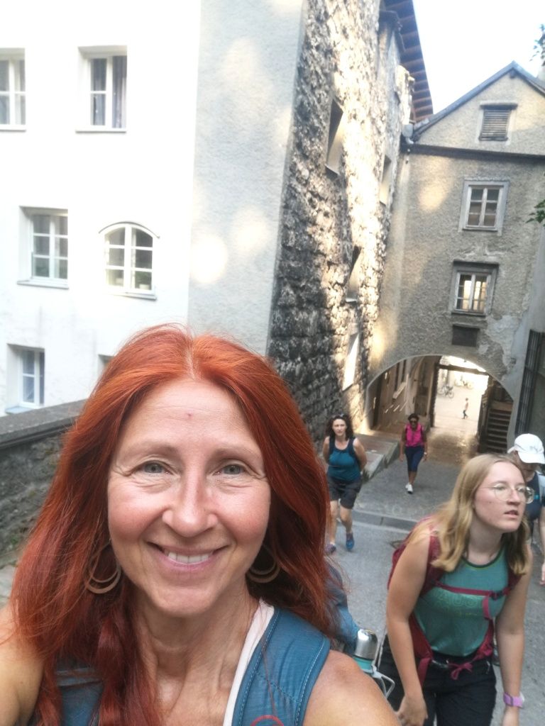 Selfie Karin mit Fastengruppe und Durchgangsbogen von der Linzergasse im Hintergrund