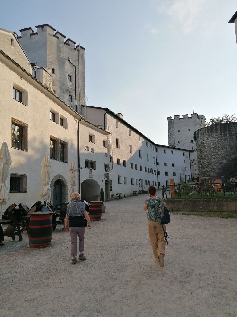 Im Innenhof der Festung Salzburg