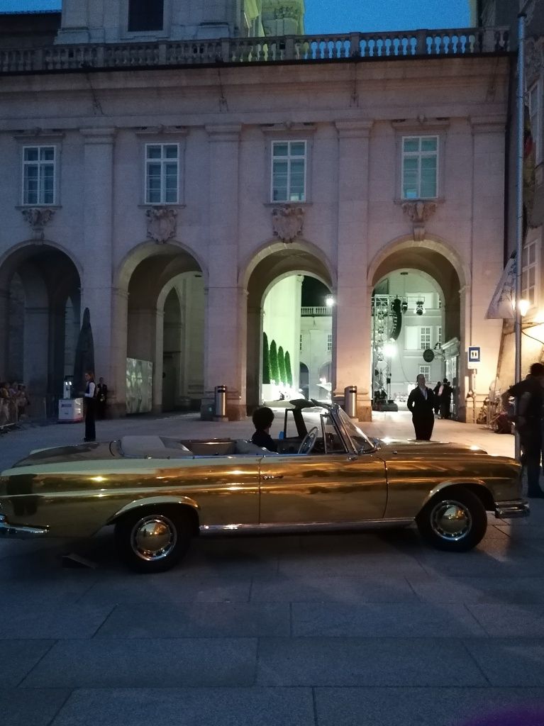 Goldenes Auto am Kapitelplatz - Backstage von Jedermann