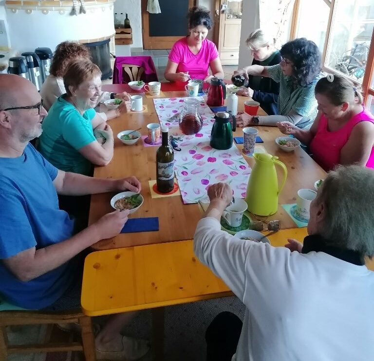 Fastengruppe am Tisch, nun von der anderen Seite.